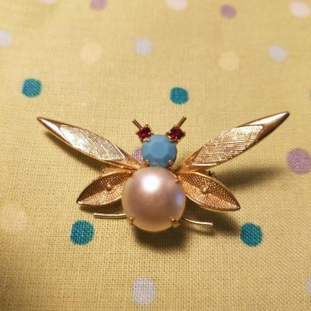 Bee insect pin